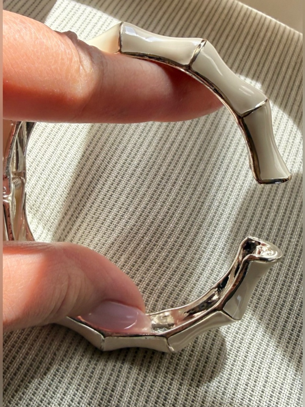 White Bamboo-Style Hinged Cream Enamel & Silver tone Vintage Bangle Bracelet - Picture 8 of 13